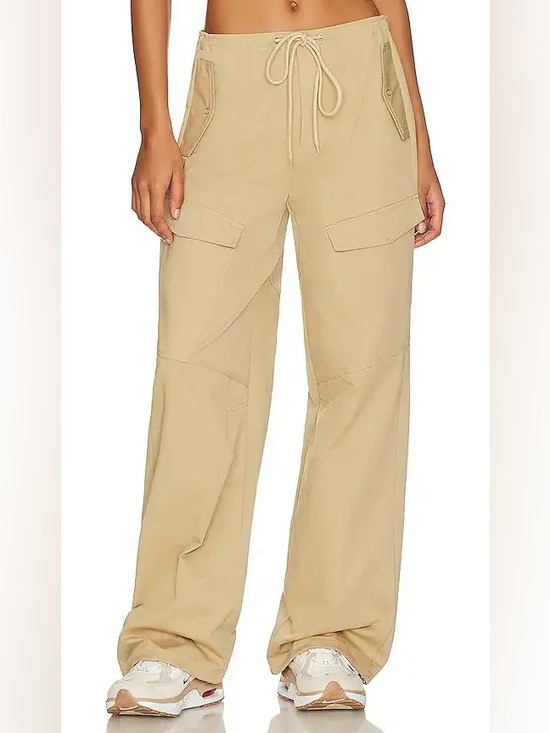superdown Pants - SUPERDOWN x Maggie MacDonald Beck
Cargo Pant in Tan
